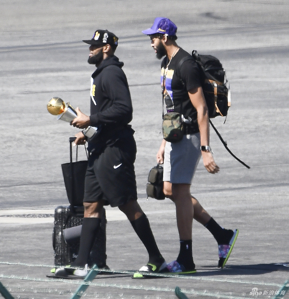 詹姆斯引领湖人众将凯旋 洛杉矶！你的冠军回来了！