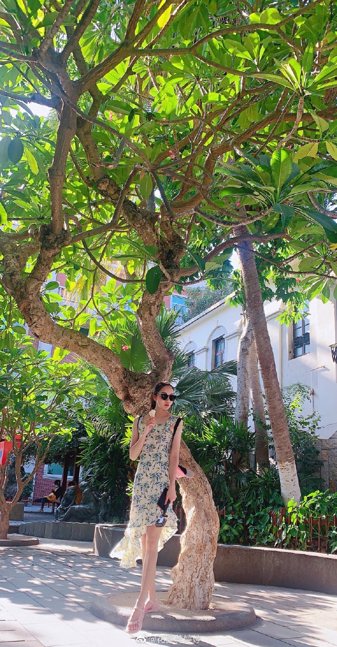 花游蒋婷婷打卡鼓浪屿 度假风穿搭尽展好身材