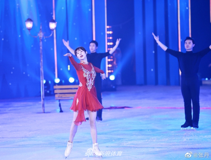 绝美！花滑张丹回到家乡表演晒美拍