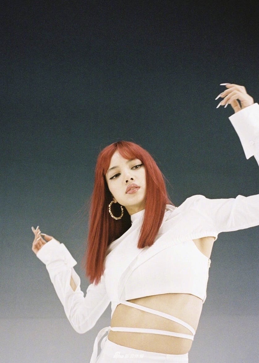 Lisa变身小“腰精” 大秀性感腹肌 一头红发眼神超A未来感十足