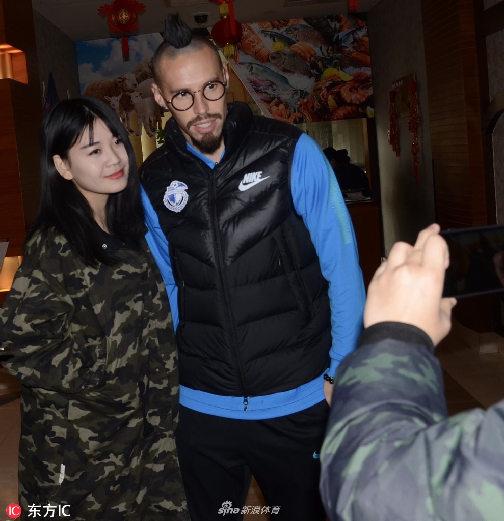 大连新外援哈姆西克亮相人气火爆