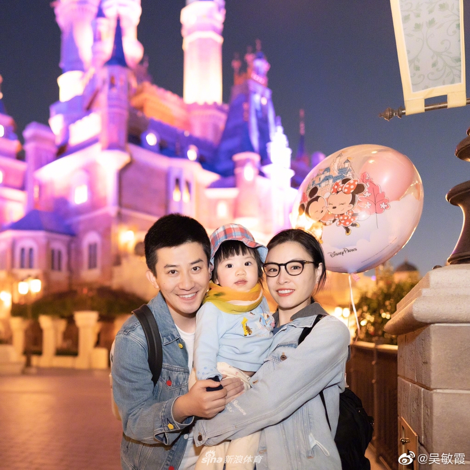 吴敏霞晒女儿萌照