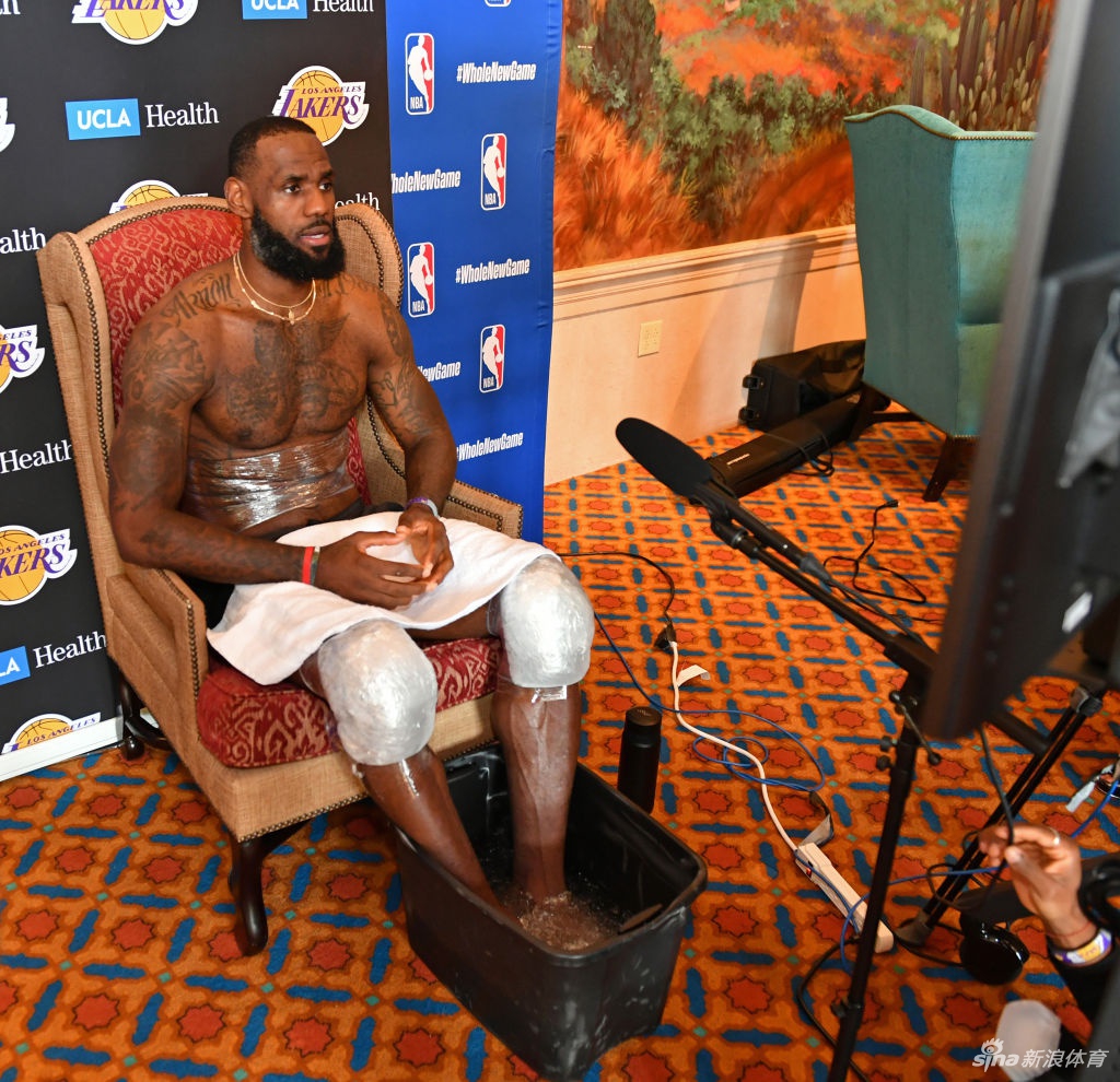 詹姆斯健身房狂练力量 詹皇这一身肌肉什么水平