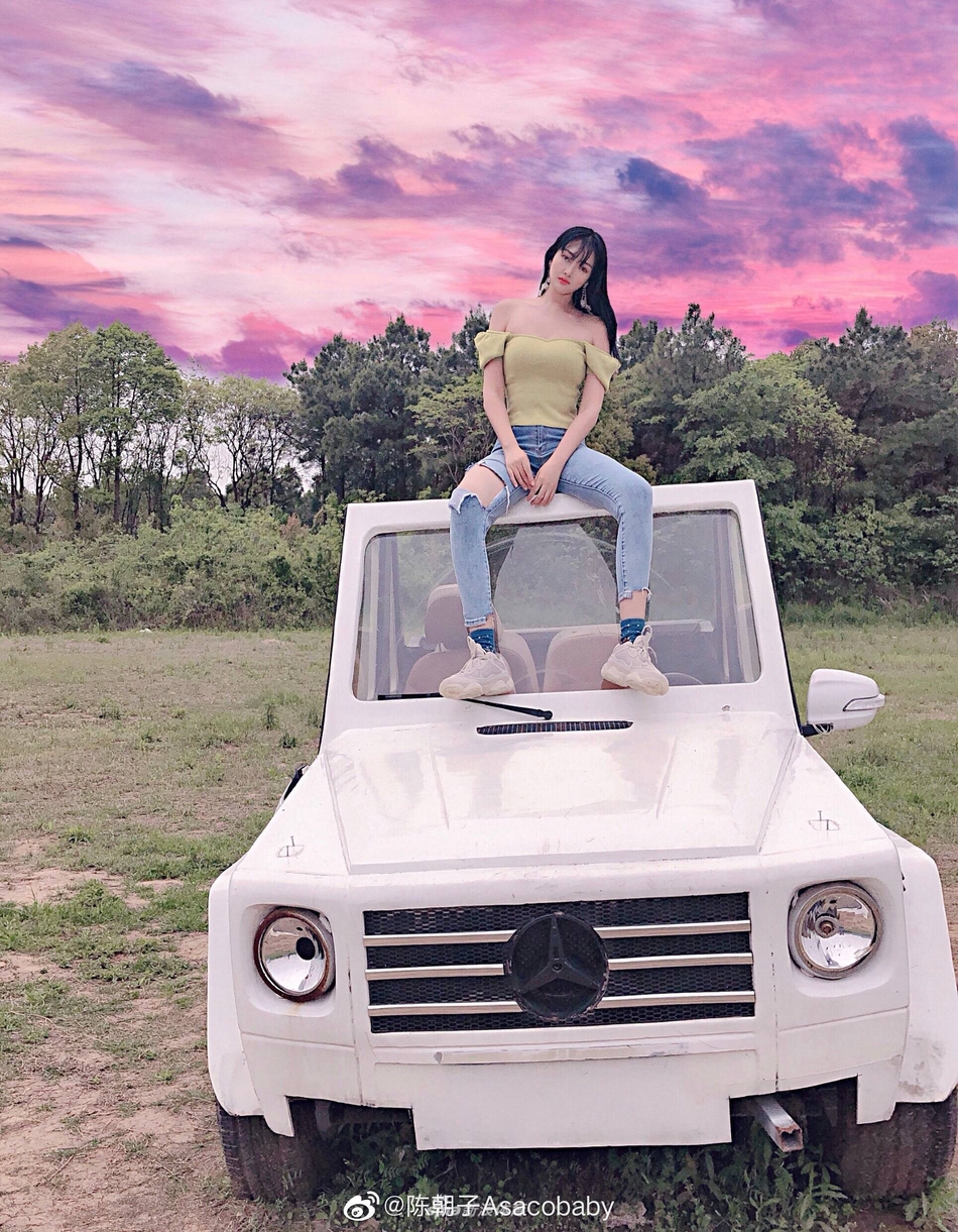 足球宝贝陈朝子春日踏青 美似精灵可爱动人