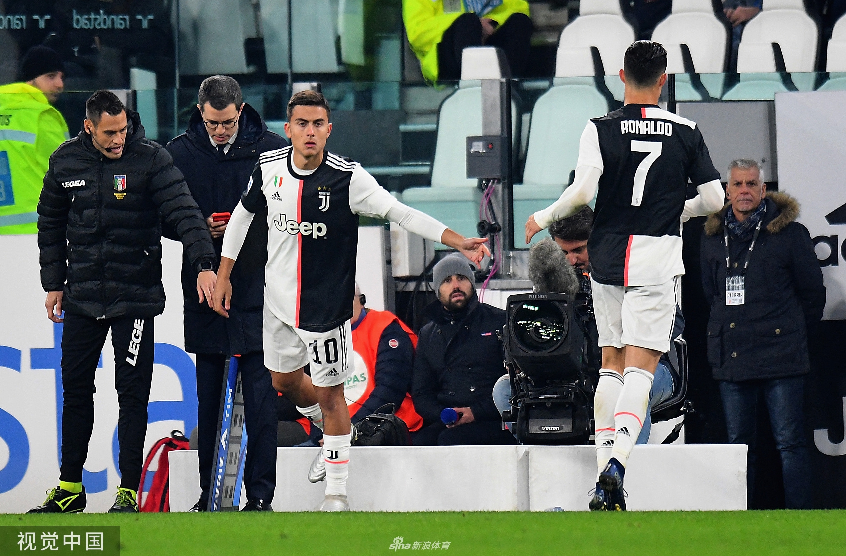 C罗提前被换下爆粗口！比赛没踢完就离开尤文主场