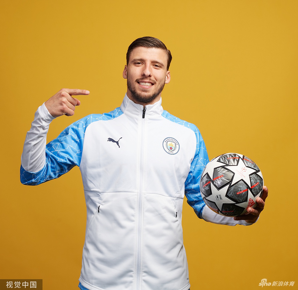 曼城拍摄欧冠决赛写真 德布劳内引领众星