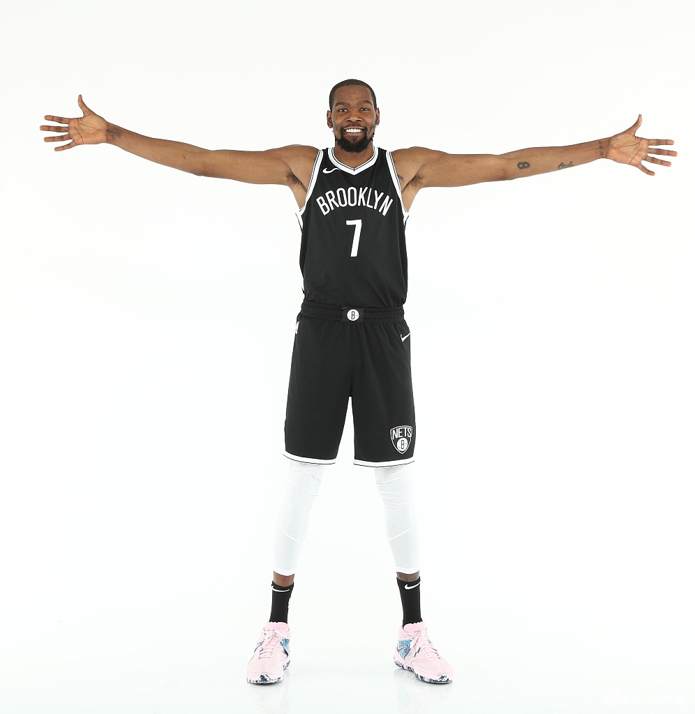 篮网队拍摄新赛季球员写真 杜兰特欧文造型满分