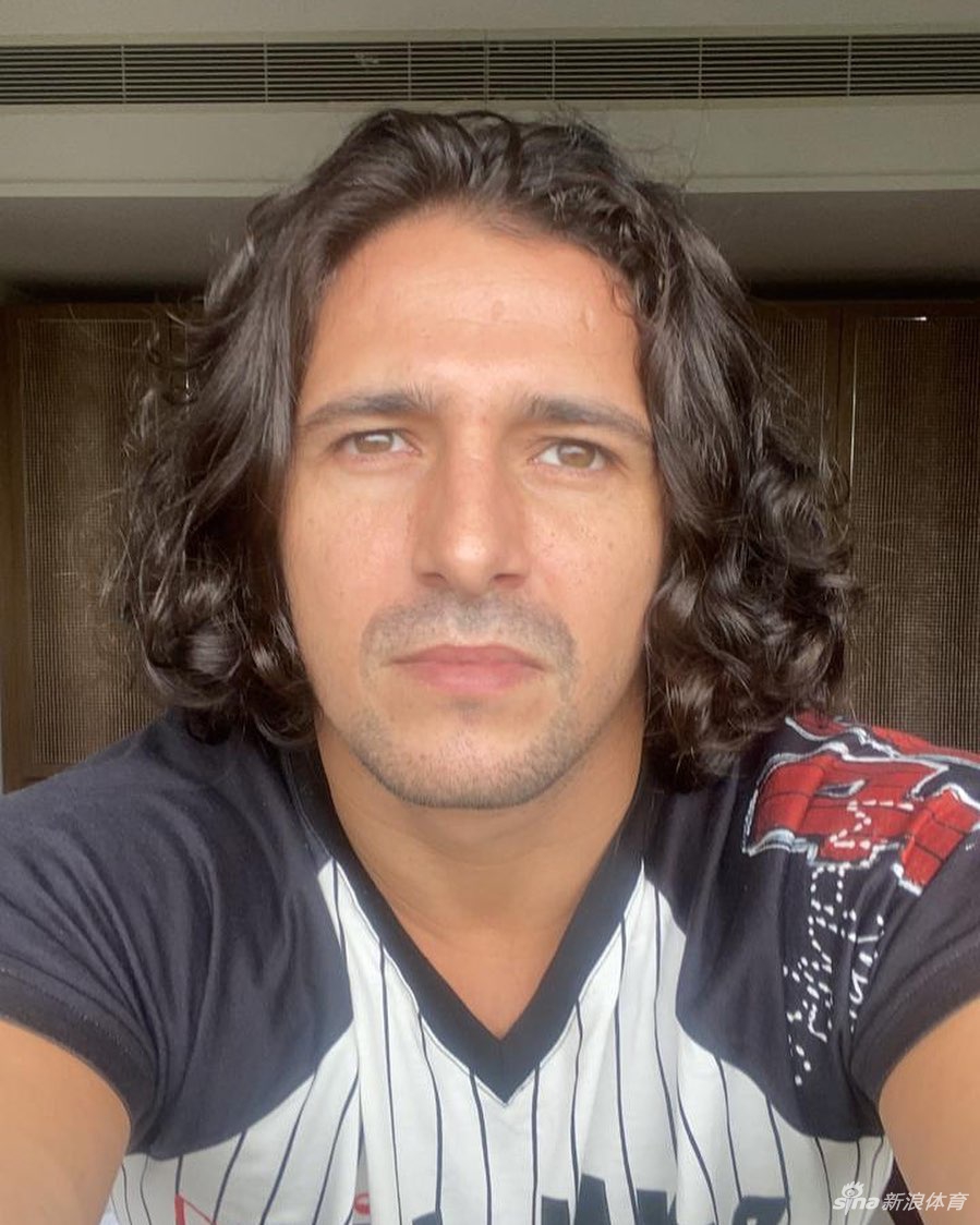 入籍球员洛国富换新造型长发飘飘