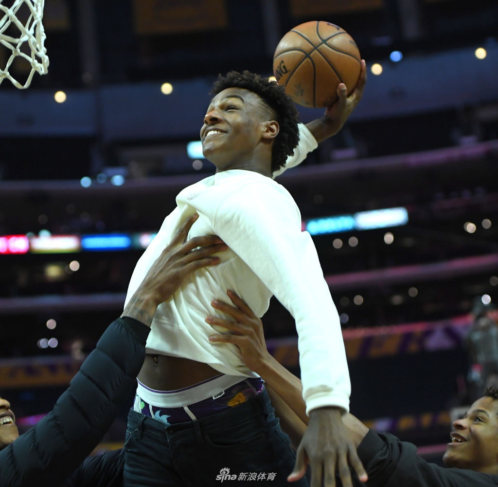 詹姆斯儿子布朗尼赛后玩扣篮 等不及加盟NBA了？