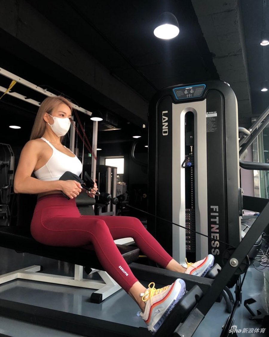 美女健身教练秀出傲人曲线 这身材什么水平