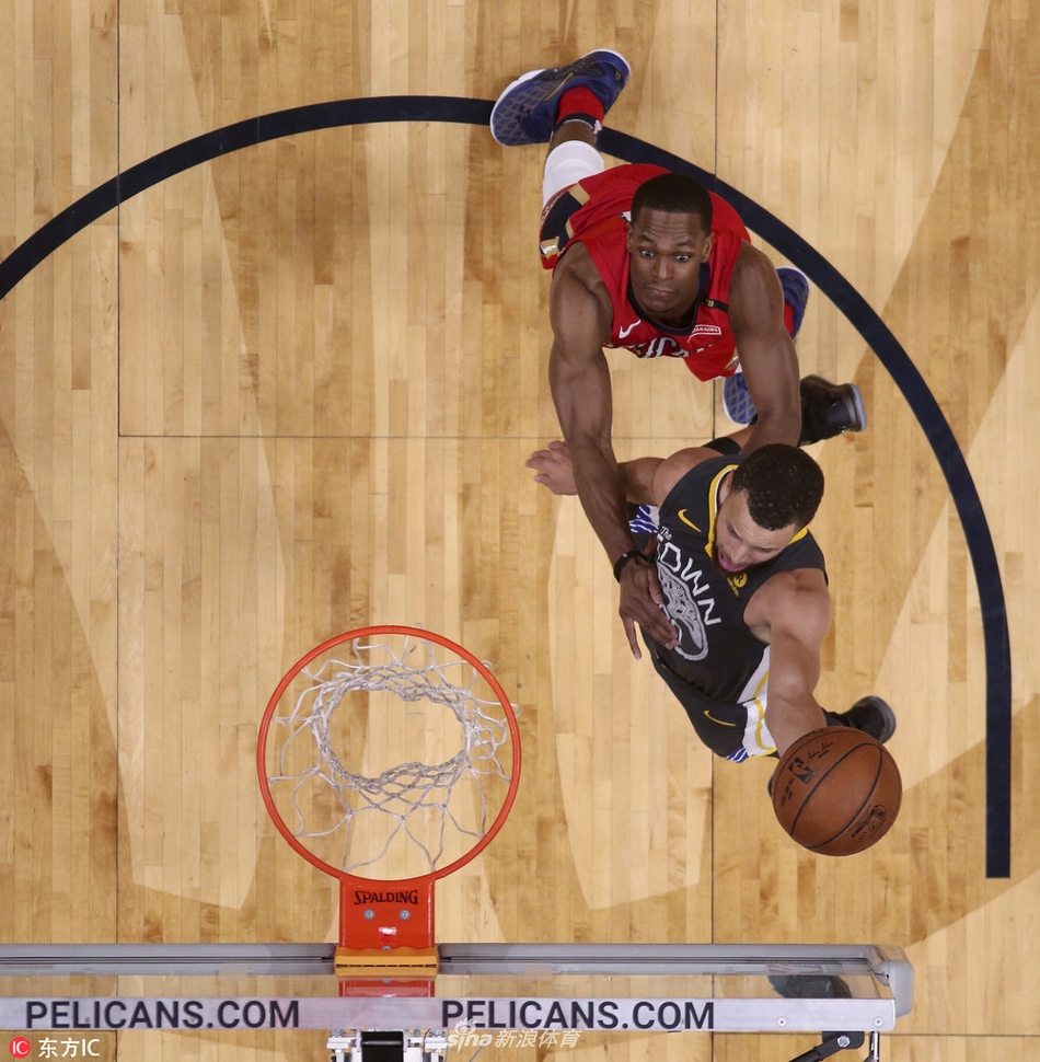 库里轻松上篮