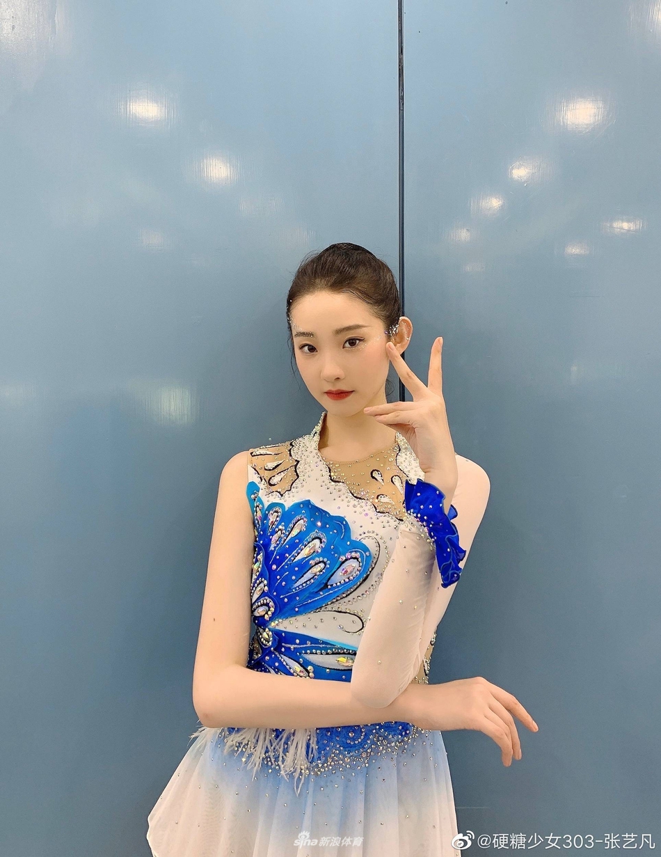 张艺凡表演艺术体操 姿态轻盈仙气十足