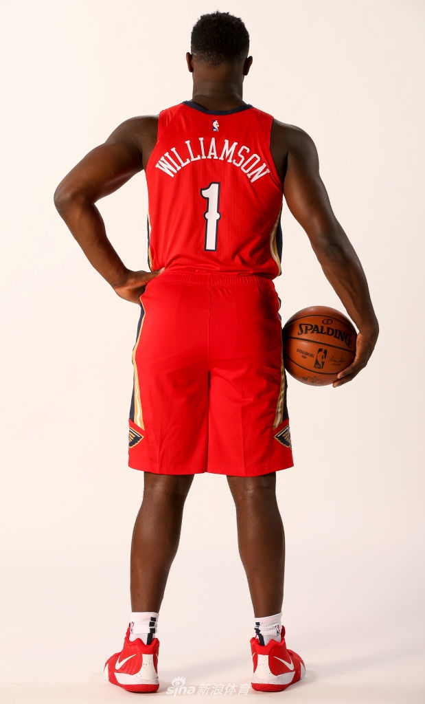 状元秀锡安拍摄球衣写真 鹈鹕迎来1号新王者