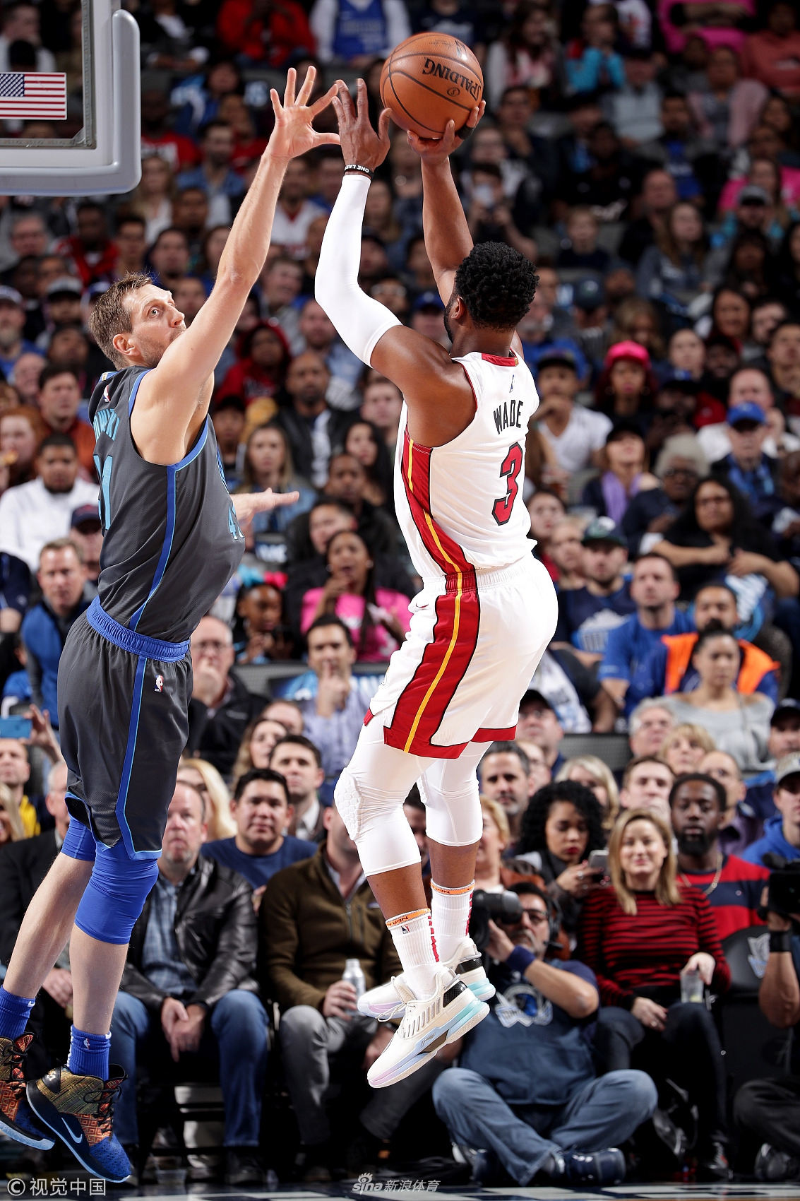 NBA赛场最后一面！韦德德克场下笑嘻嘻 场上飙球技