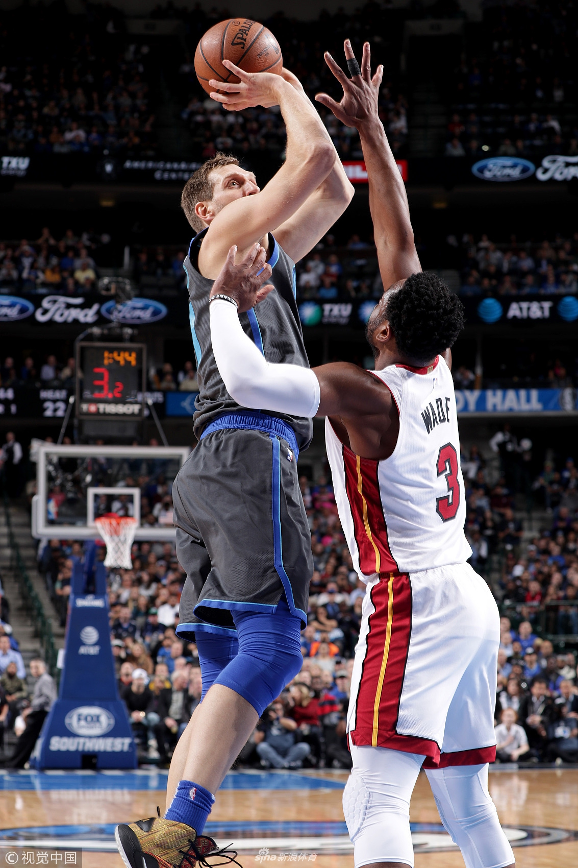 NBA赛场最后一面！韦德德克场下笑嘻嘻 场上飙球技