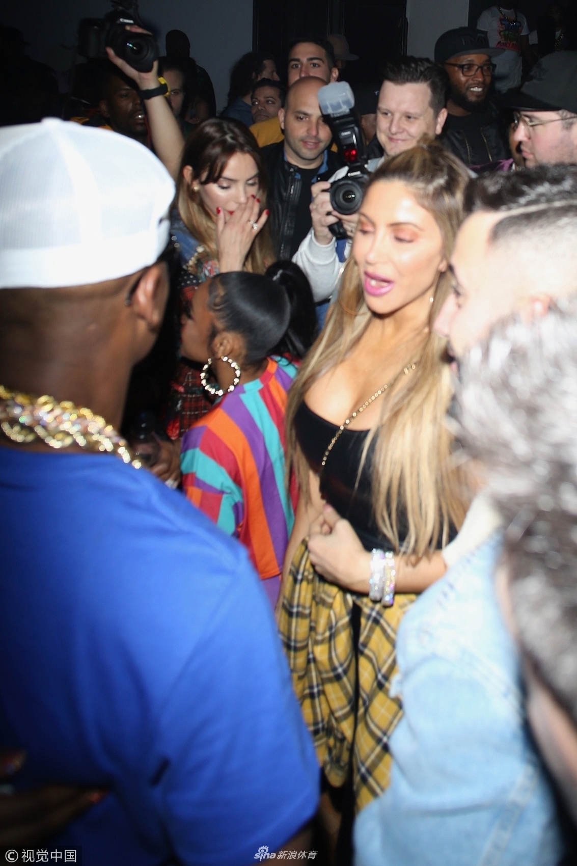 梅威瑟生日聚会 皮蓬前妻搂抱拳王动作亲昵