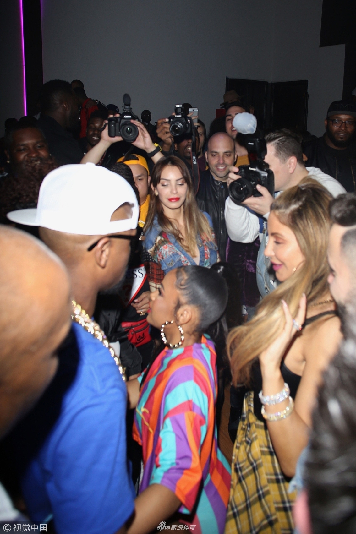 梅威瑟生日聚会 皮蓬前妻搂抱拳王动作亲昵