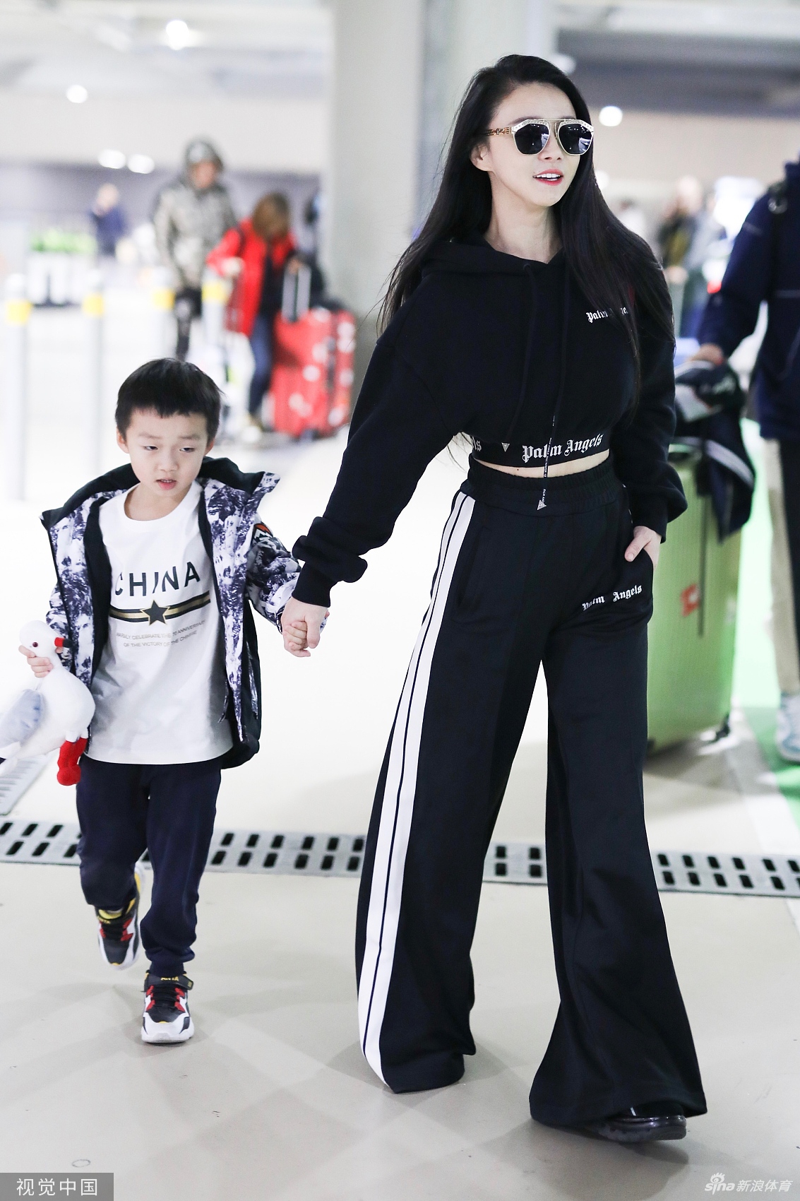 拳王美妻冉莹颖大冷天穿超短裙露美腿