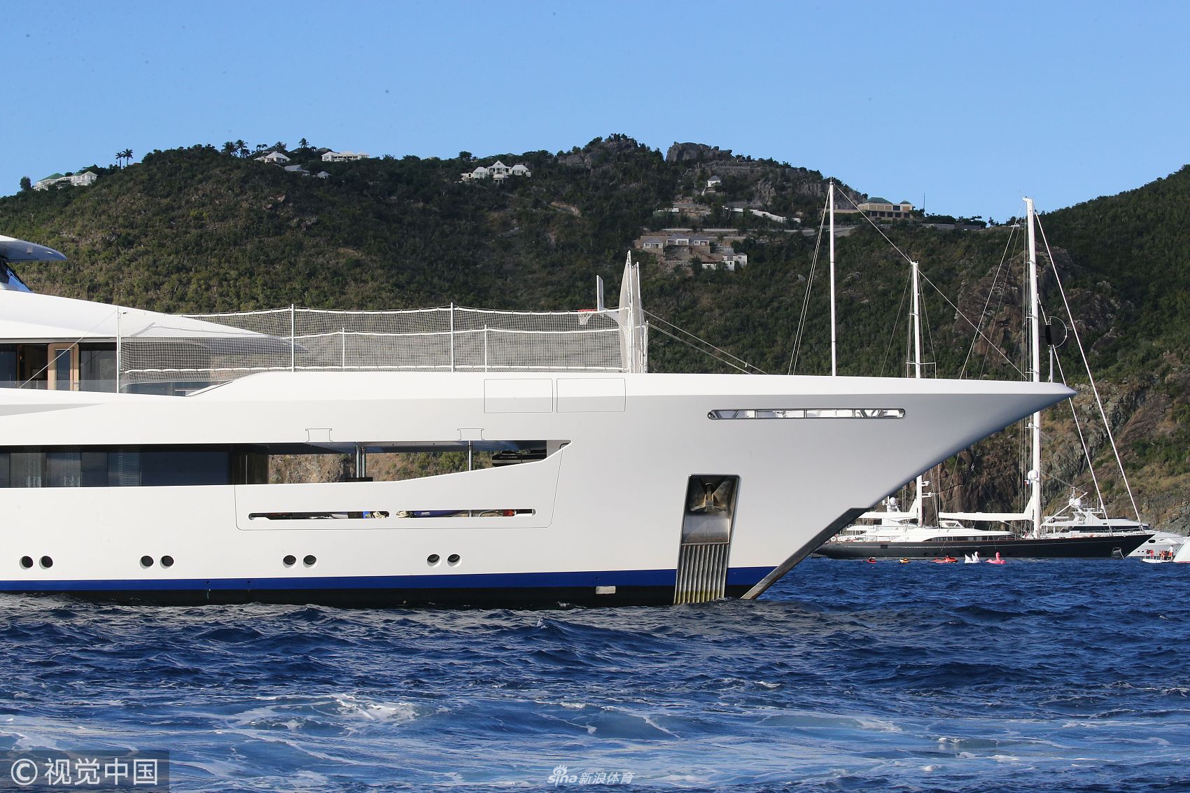 乔丹携小美女度假不忘老本行 游艇上安装篮球架