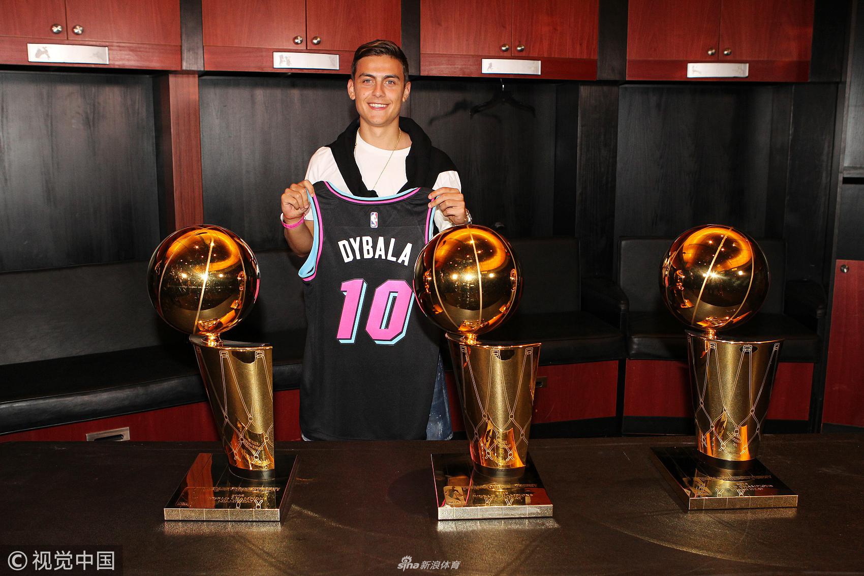 迪巴拉携女友观战NBA比赛 合影韦德变迷弟