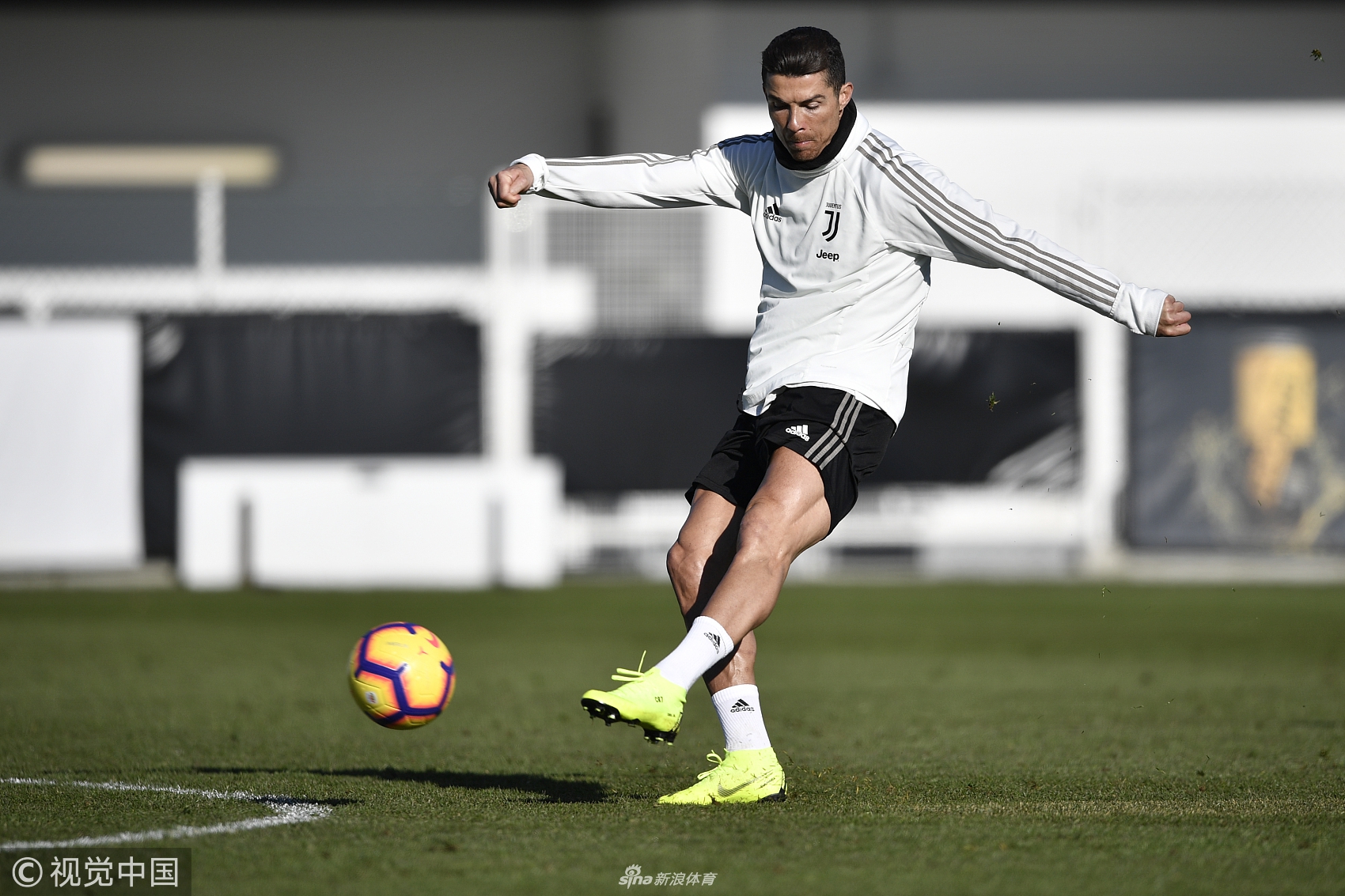 尤文训练备战意大利杯 C罗全力以赴