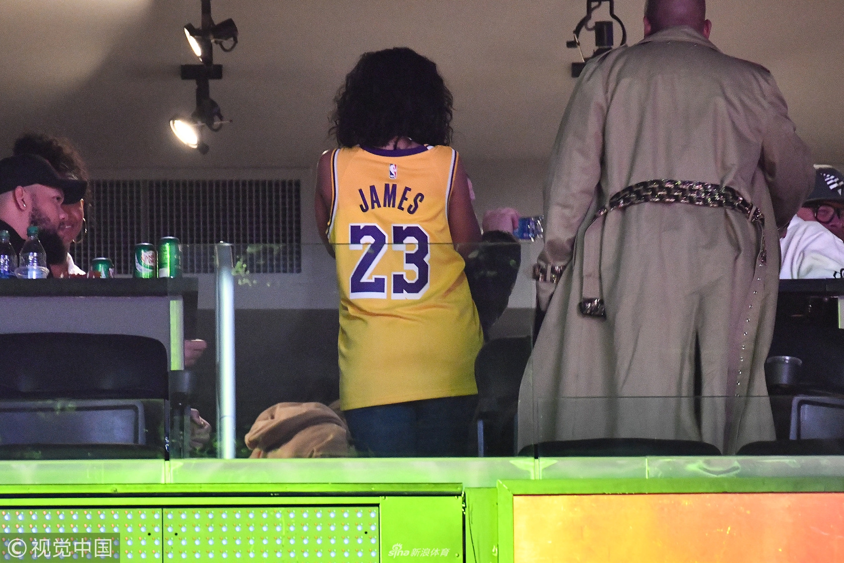 詹皇第一迷妹蕾哈娜现场观战 性感火辣的湖人23号