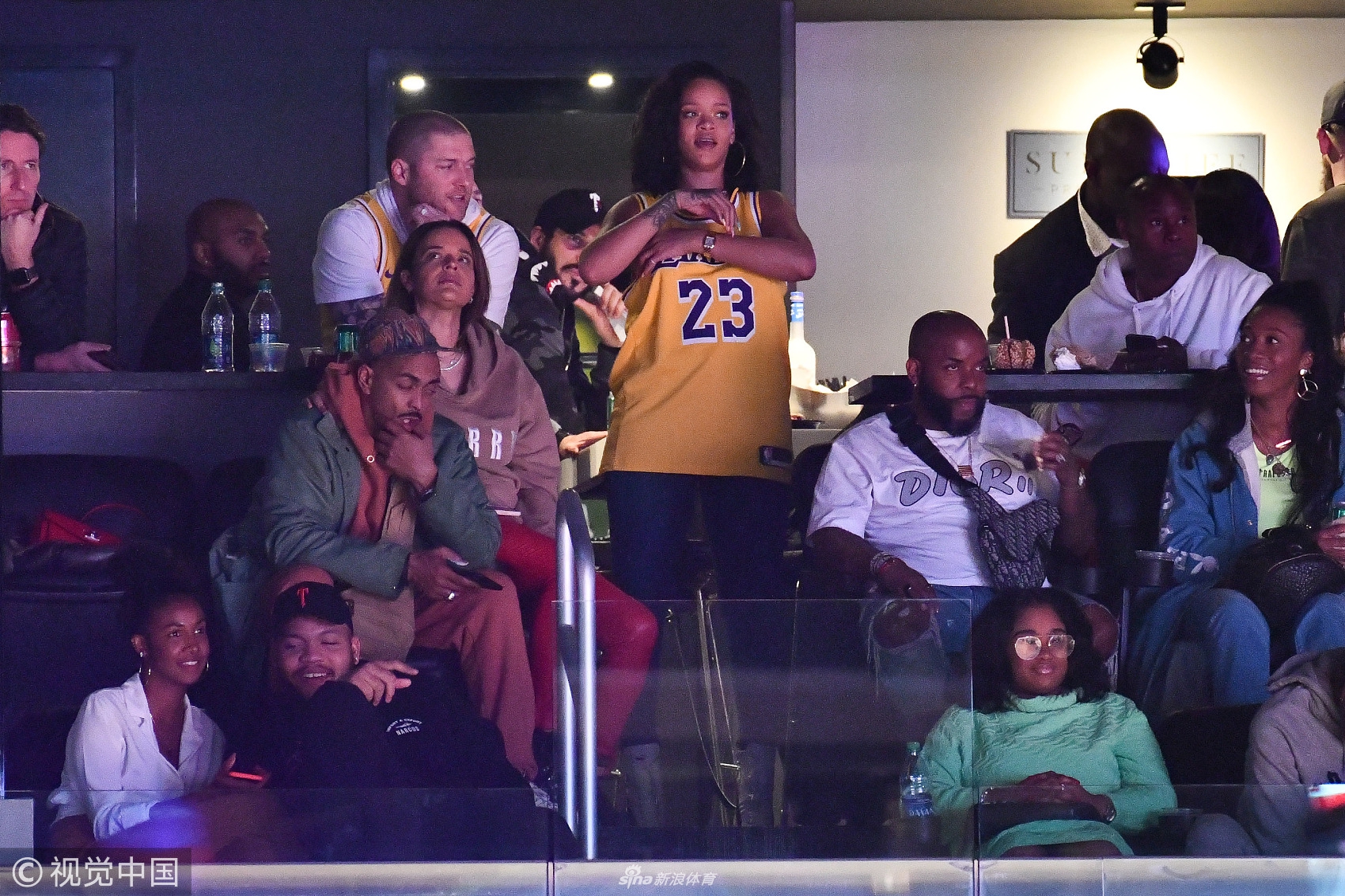 詹皇第一迷妹蕾哈娜现场观战 性感火辣的湖人23号