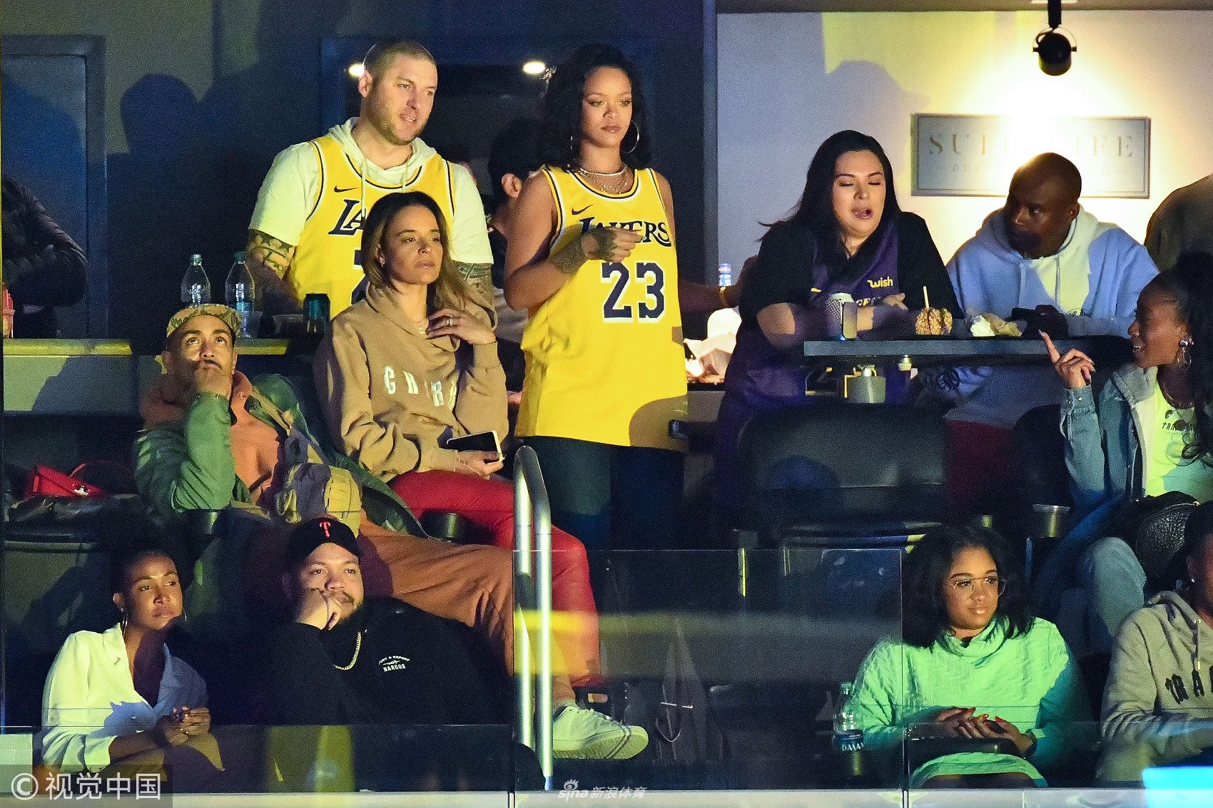 詹皇第一迷妹蕾哈娜现场观战 性感火辣的湖人23号