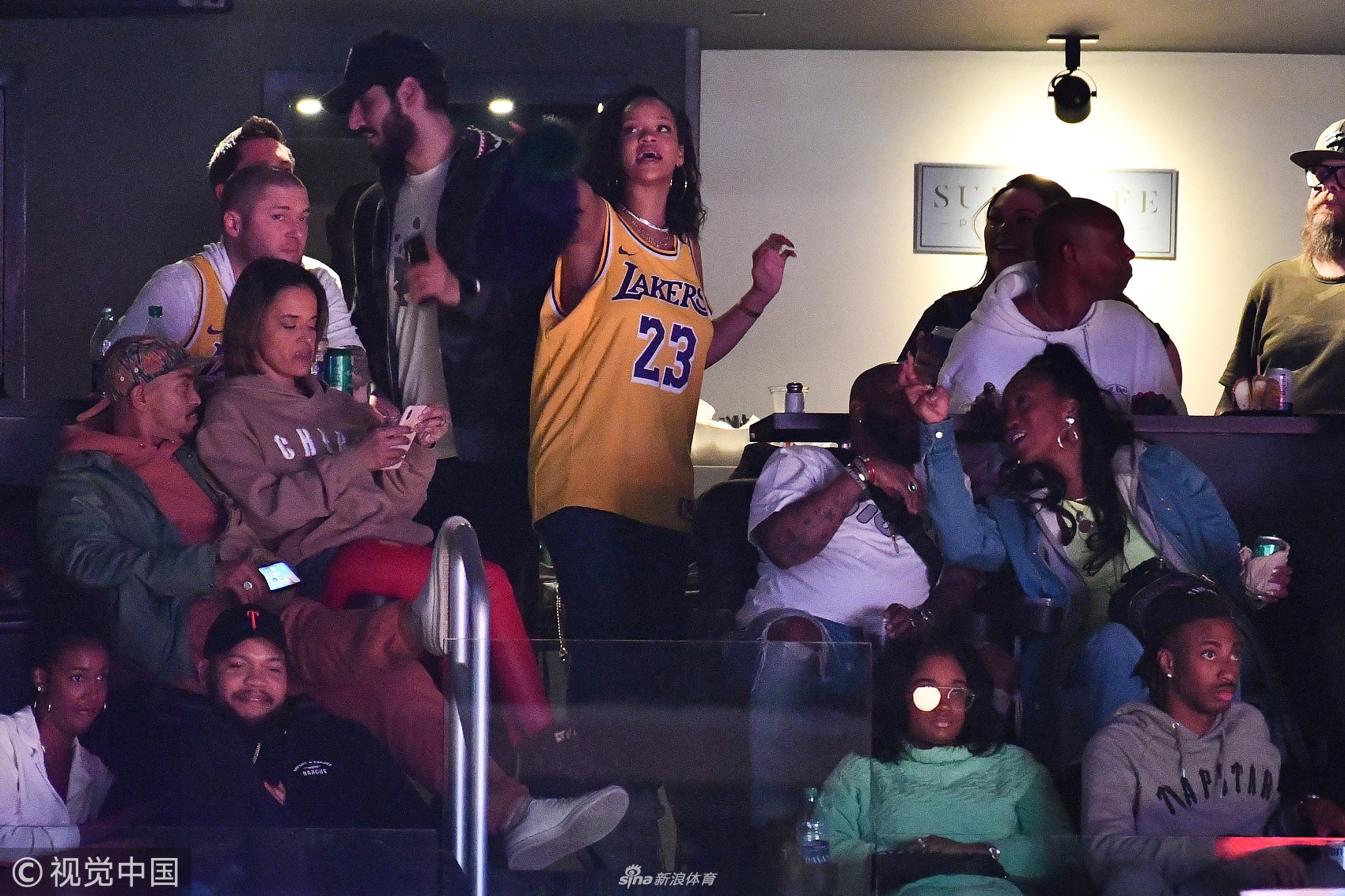 詹皇第一迷妹蕾哈娜现场观战 性感火辣的湖人23号