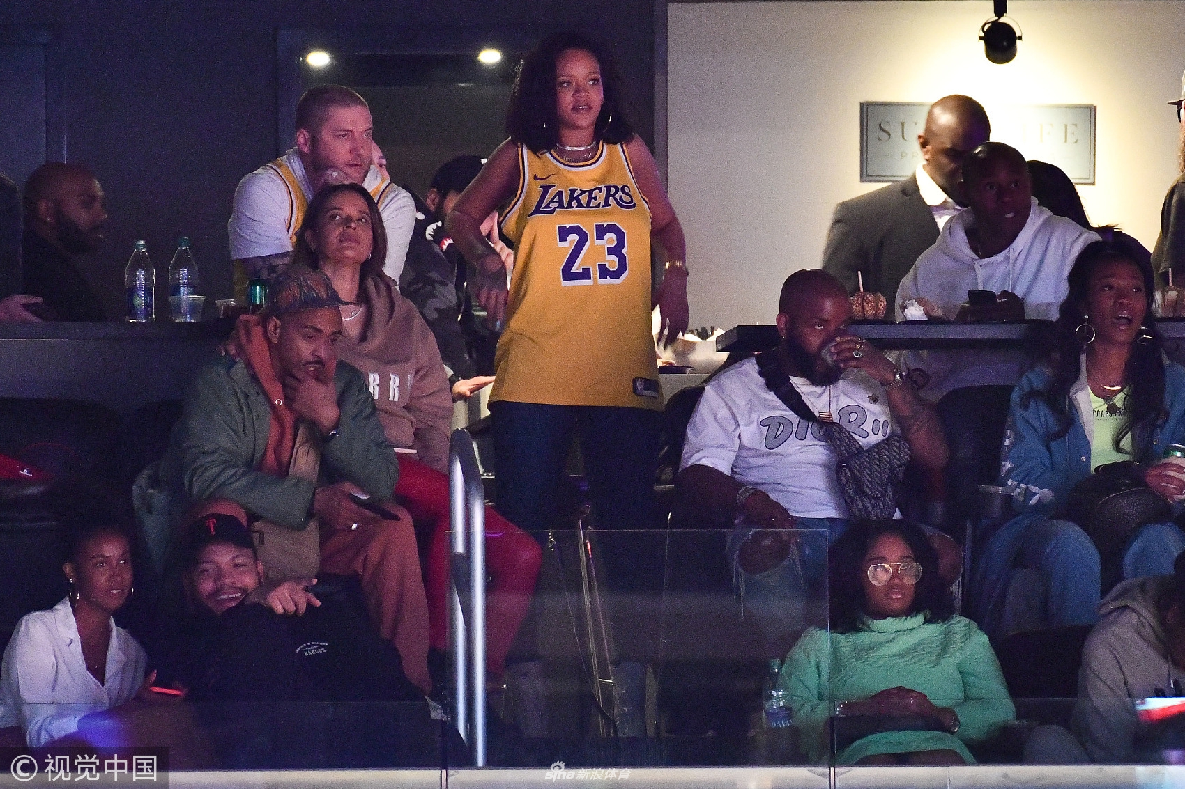 詹皇第一迷妹蕾哈娜现场观战 性感火辣的湖人23号