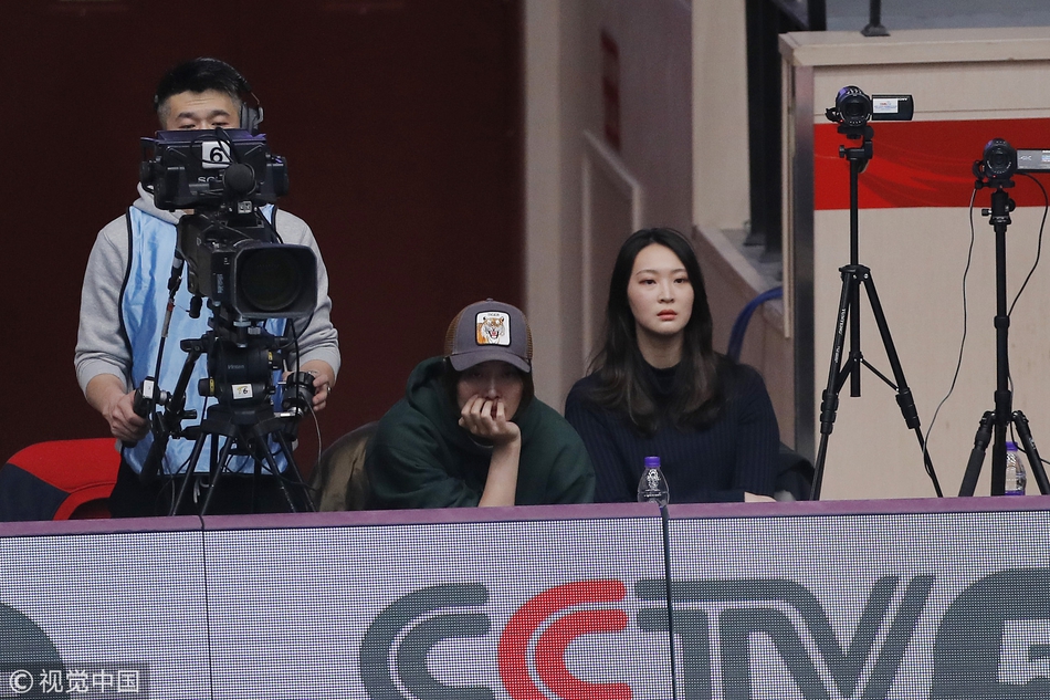 惠若琪现身女排半决赛津苏大战