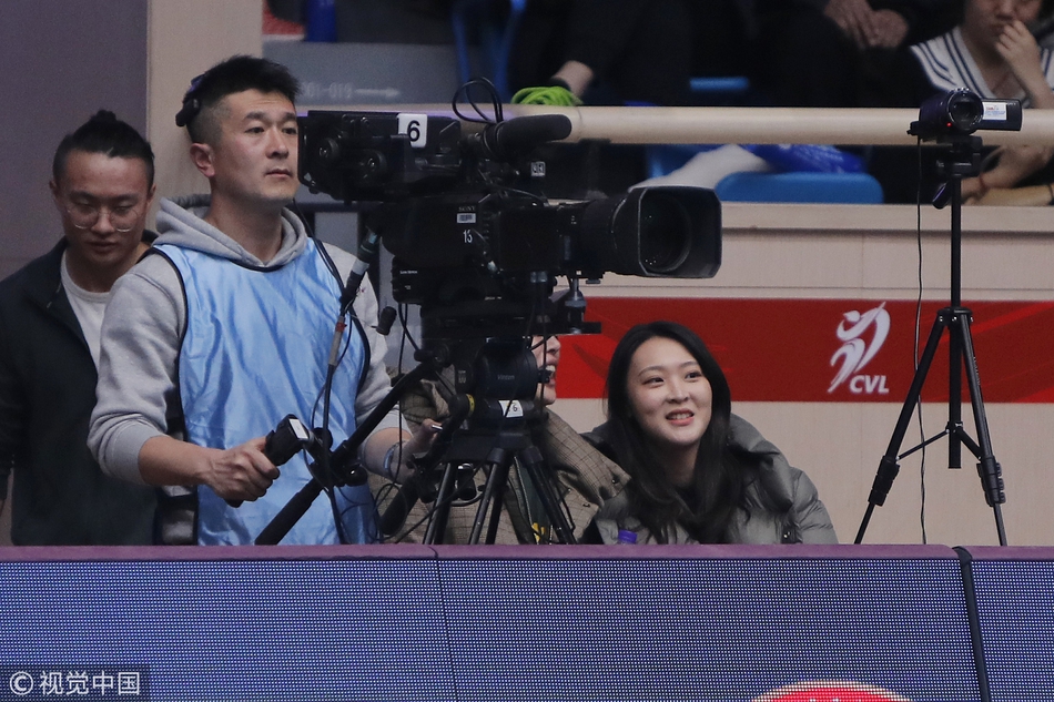 惠若琪现身女排半决赛津苏大战