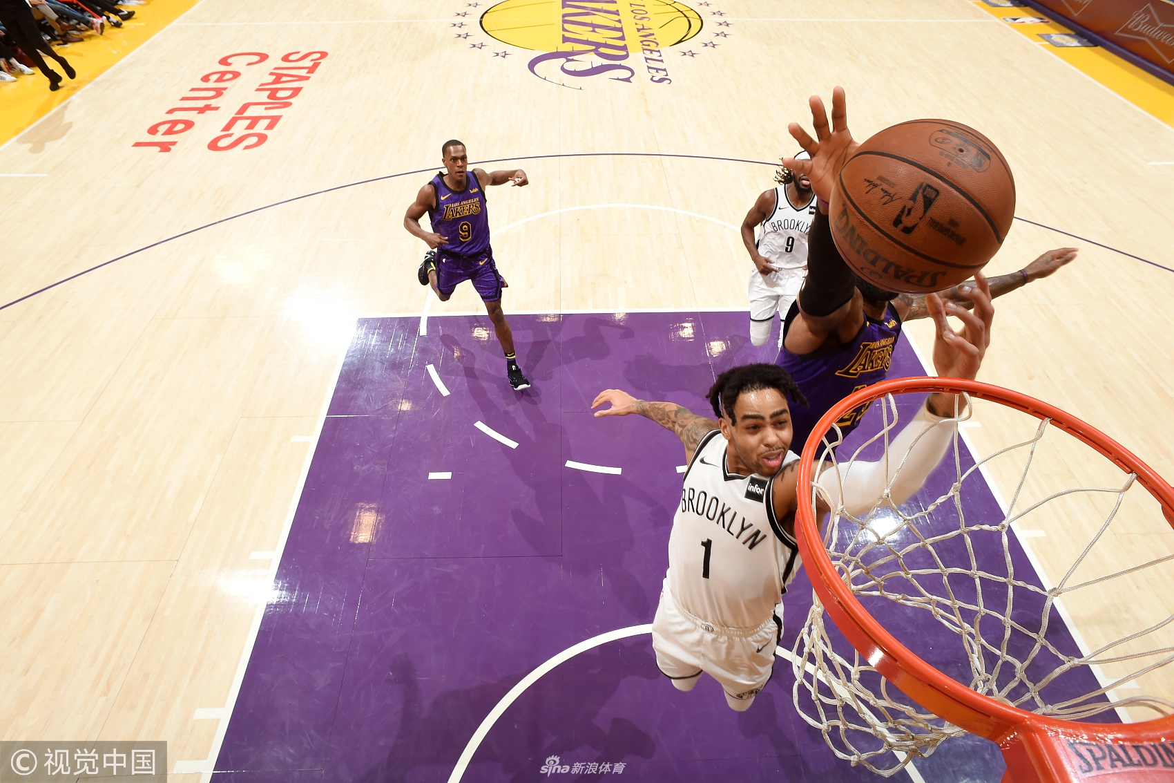 詹姆斯封盖水拉上篮