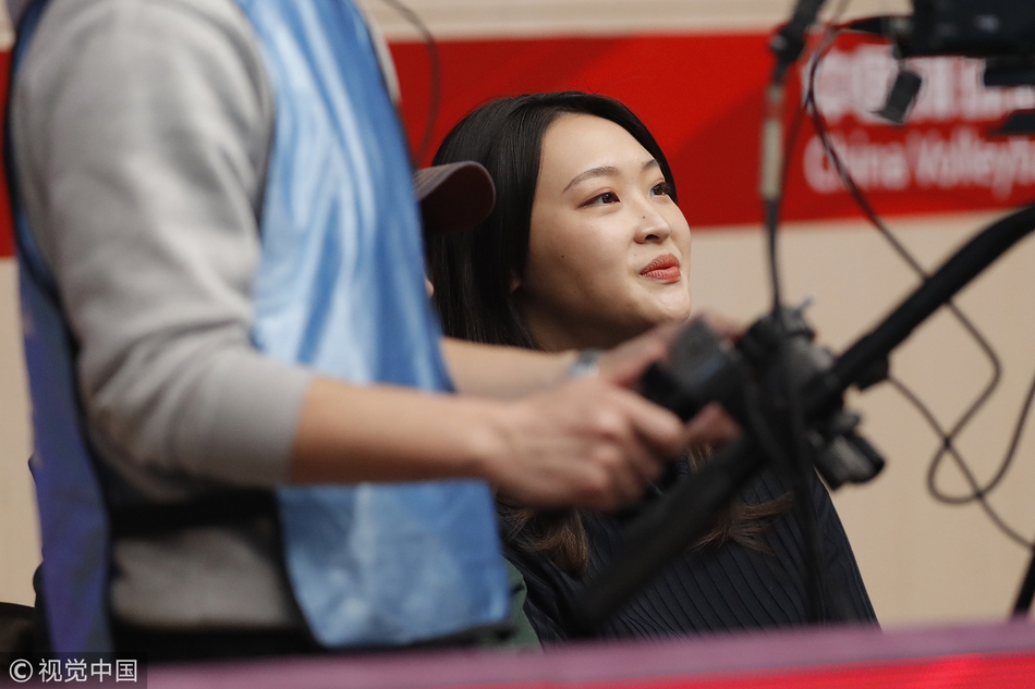 惠若琪现身女排半决赛津苏大战