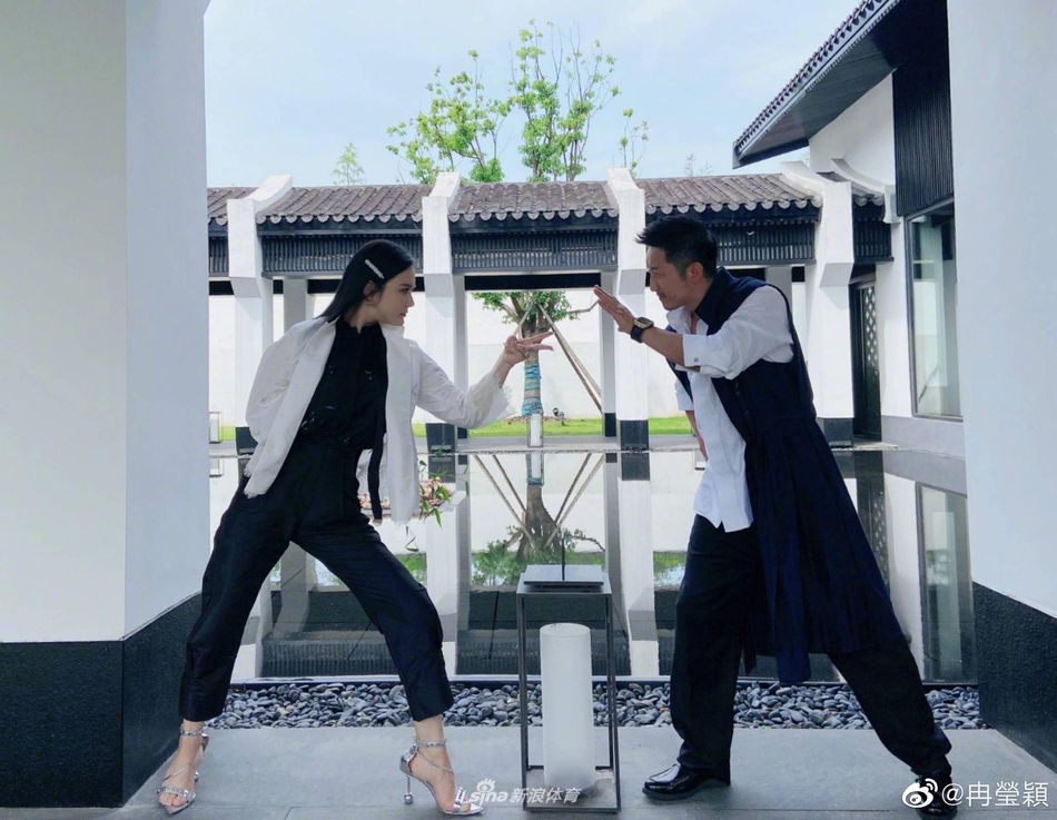 冉莹颖示爱邹市明 黑白情侣装太甜蜜