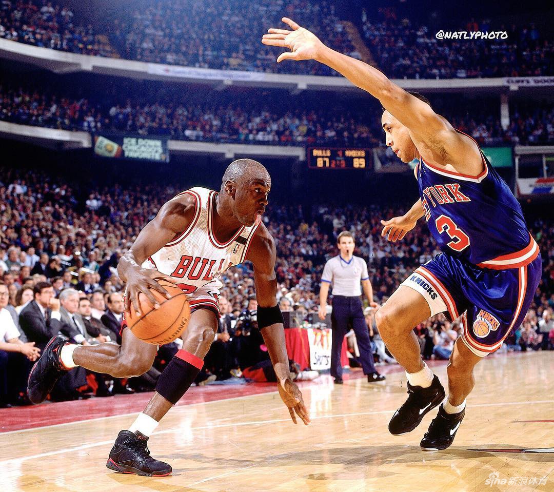 乔丹公牛时期老照片：23号杀神 拳打奥尼尔脚踢尤因