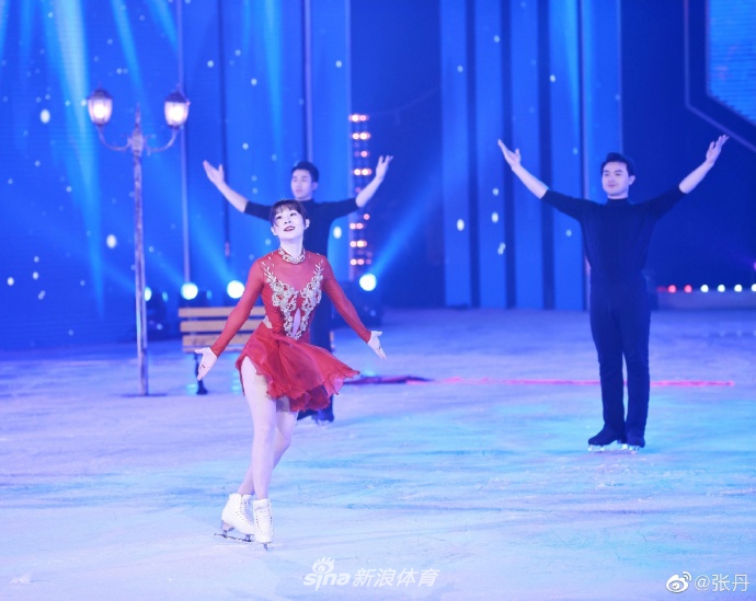 绝美！花滑张丹回到家乡表演晒美拍