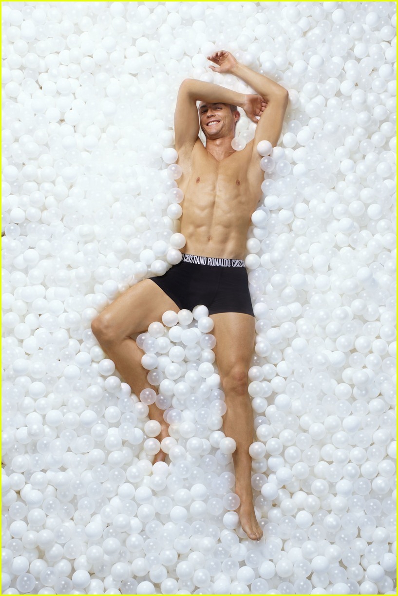 C罗发布新款内裤 拍写真秀出一身腱子肉