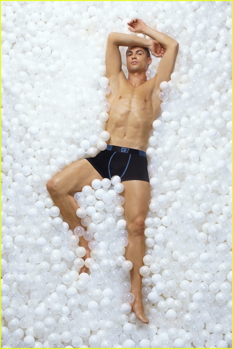 C罗发布新款内裤 拍写真秀出一身腱子肉