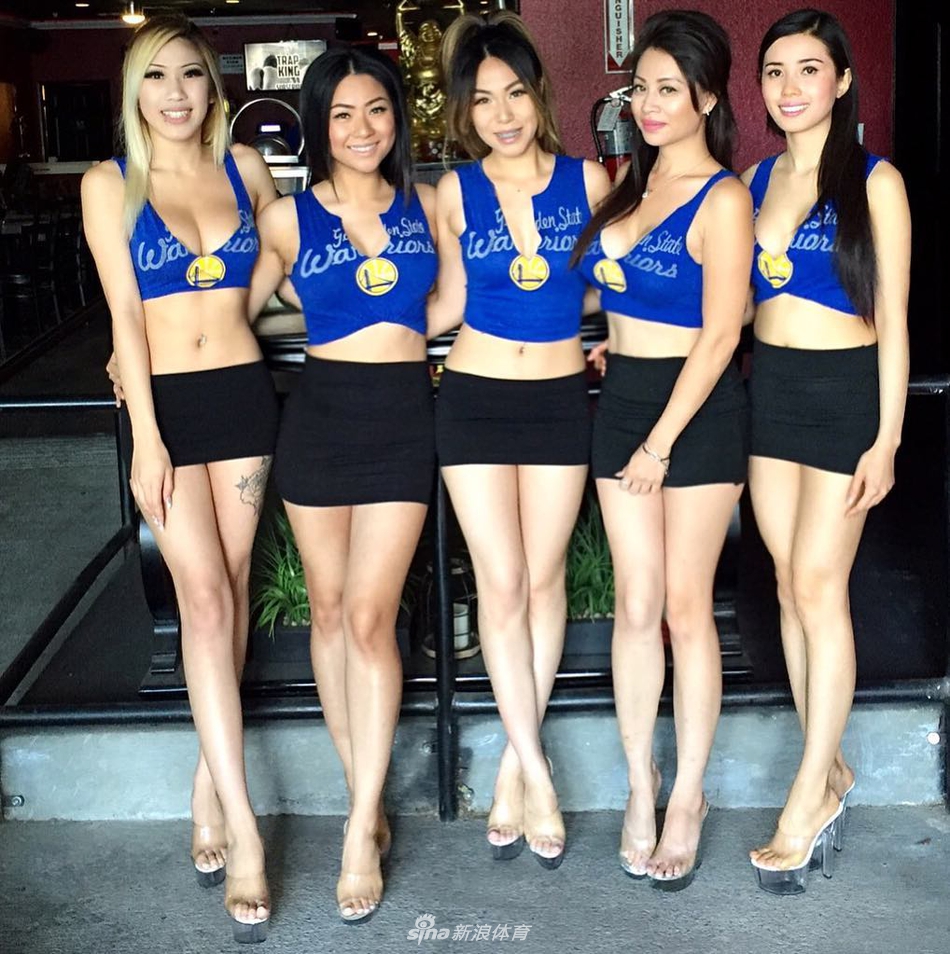 勇士华裔女球迷露美腿庆祝打入总决赛