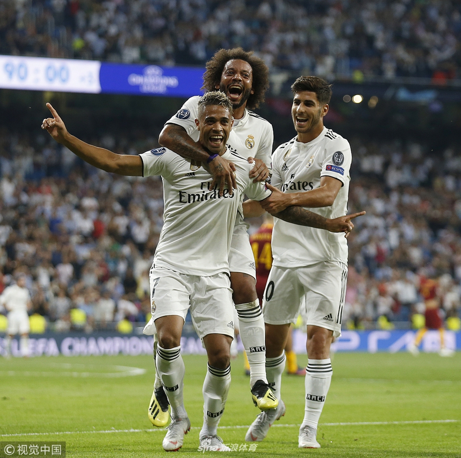 马里亚诺与队友庆祝