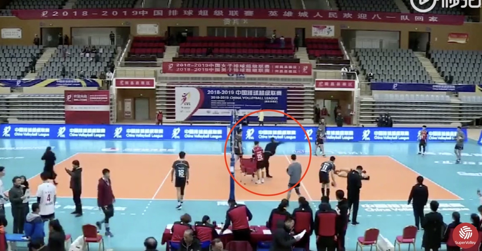 八一男排输球后主帅砸球员泄愤