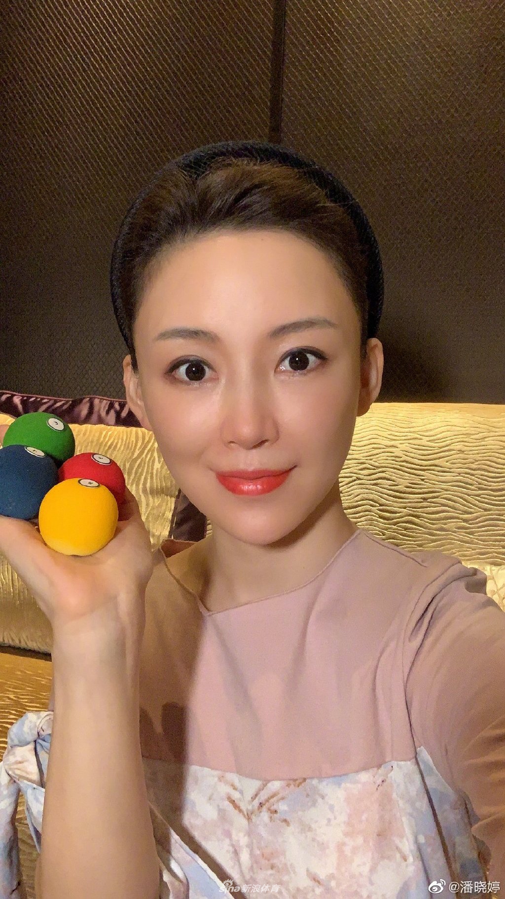 九球天后潘晓婷参加活动优雅端庄