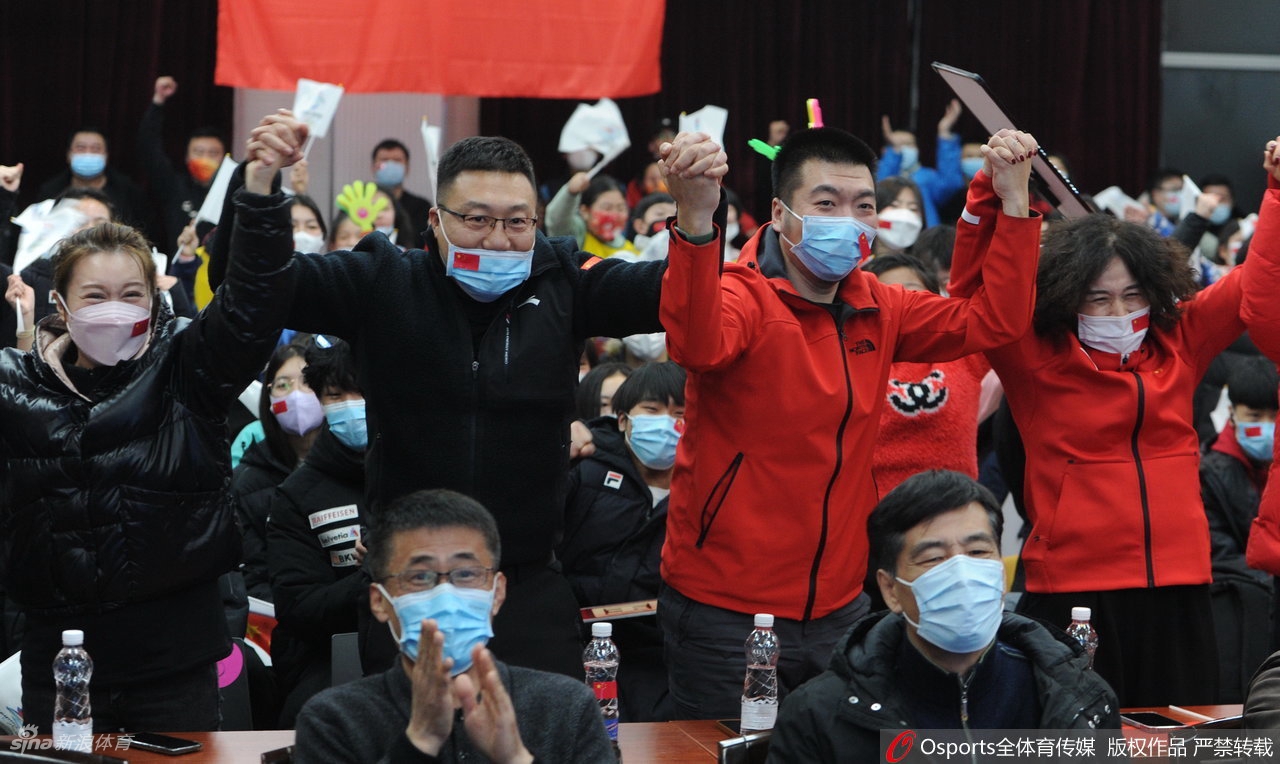 沈阳体育学院师生见证徐梦桃冬奥夺冠