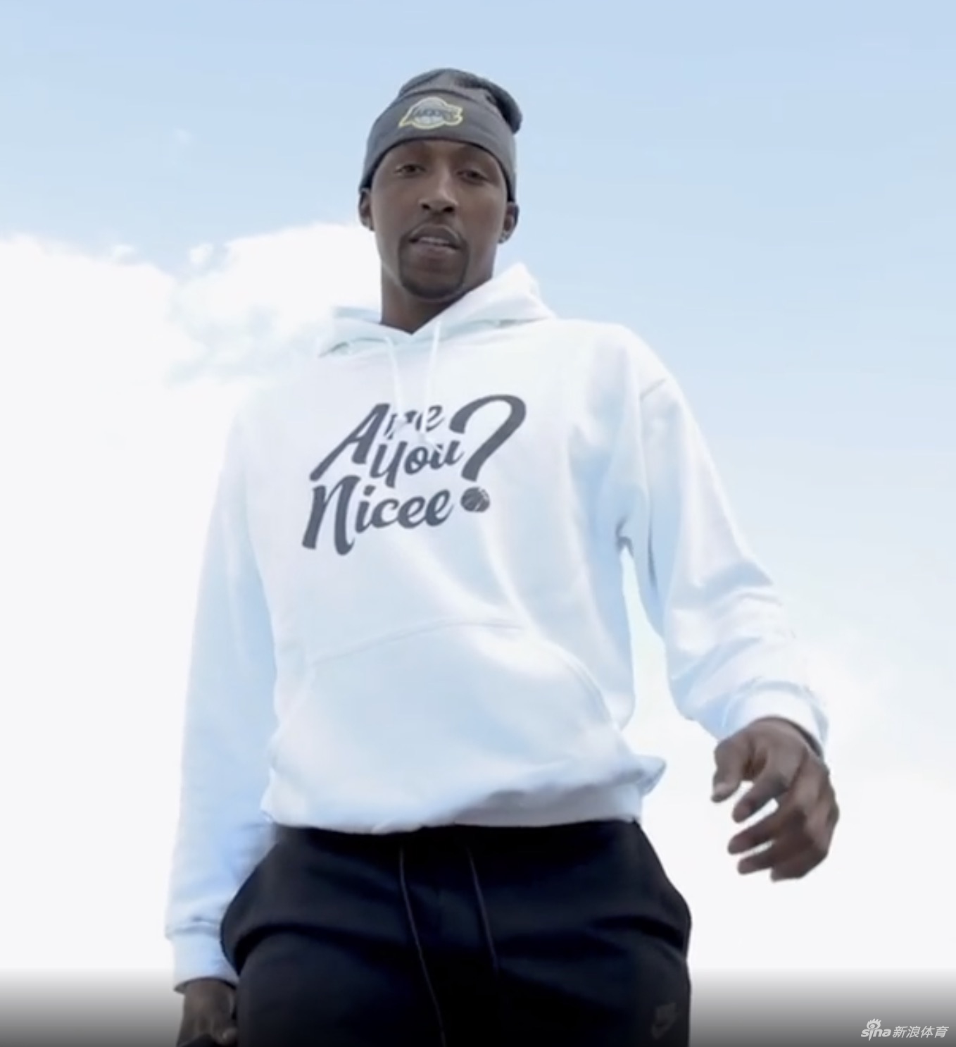 湖人众将开启客场之旅 库兹马戴护目镜还是那么帅