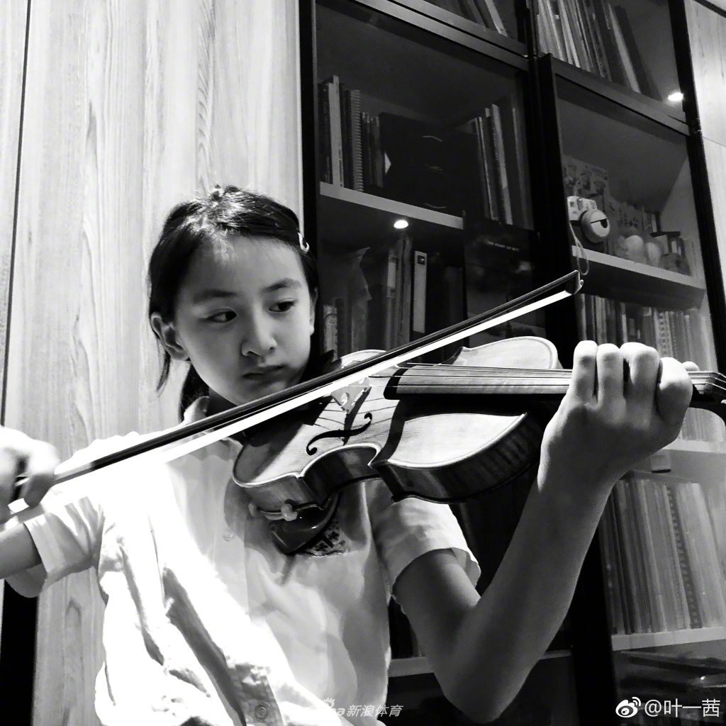 田亮美妻叶一茜晒自拍 女儿森碟已是大姑娘