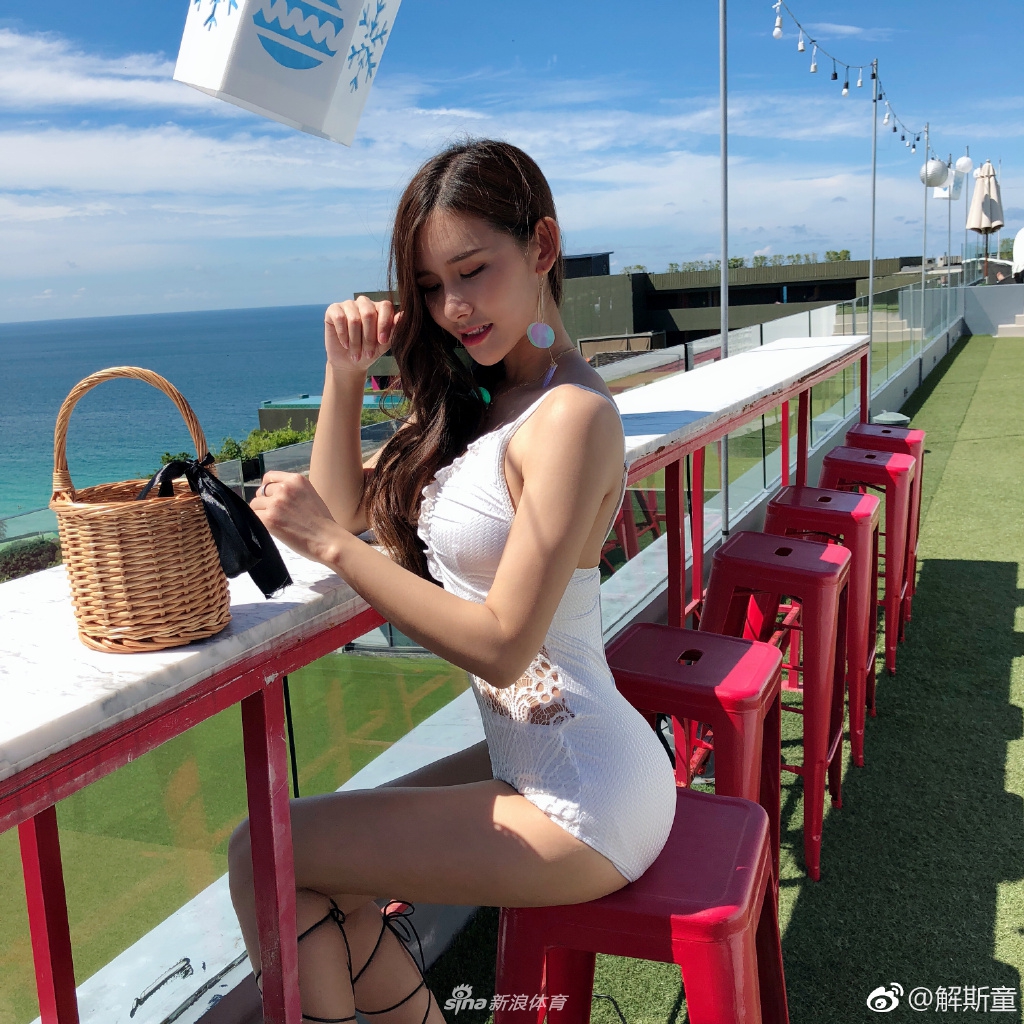 身材劲爆的篮球小姐姐 想和她1v1