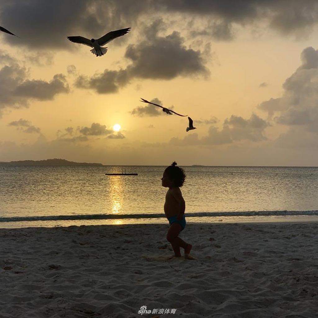 梅西夕阳下与爱妻深情拥吻