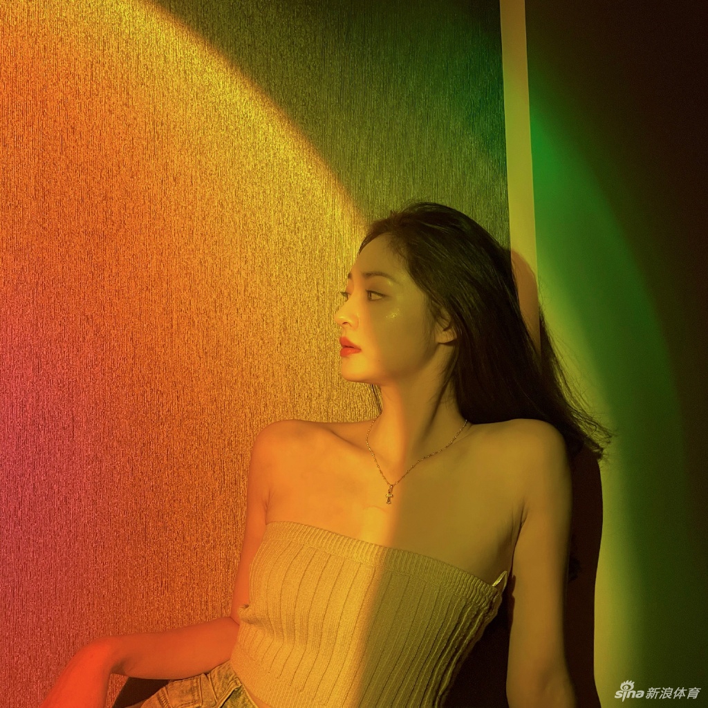 女星周洁琼晒高难度健身美照 穿瑜伽裤秀好身材