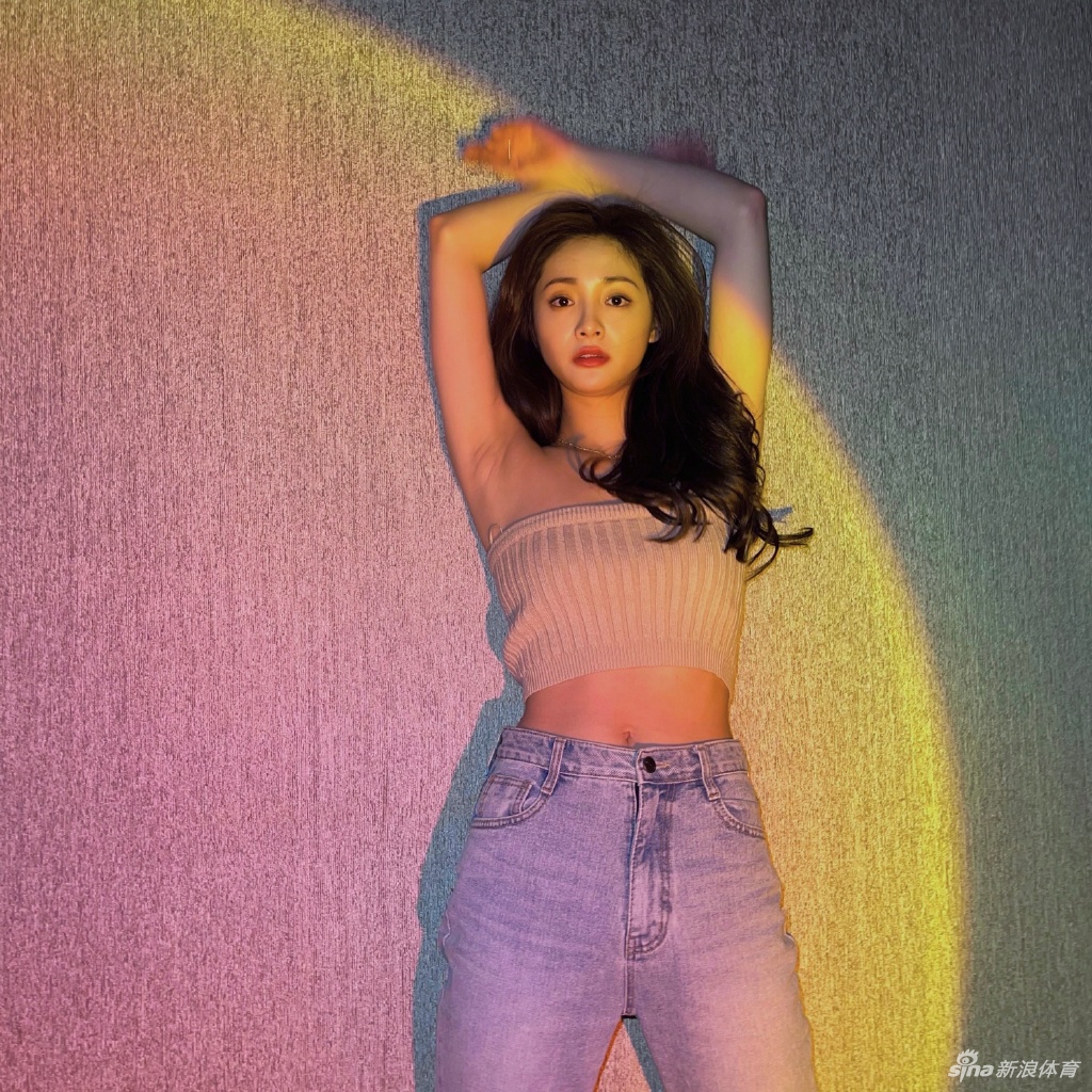 女星周洁琼晒高难度健身美照 穿瑜伽裤秀好身材